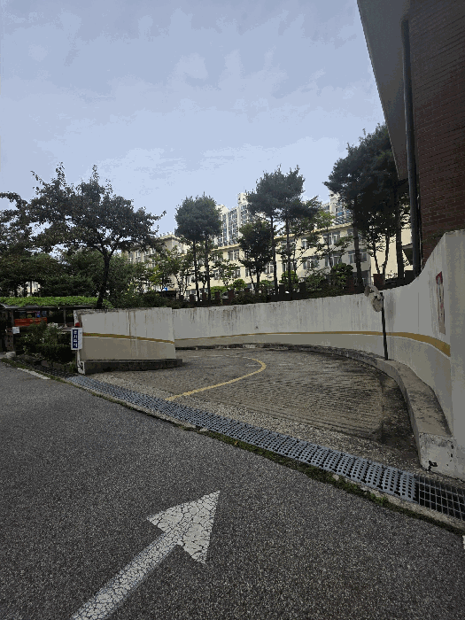 본건 단지 지하주차장 출입구 전경