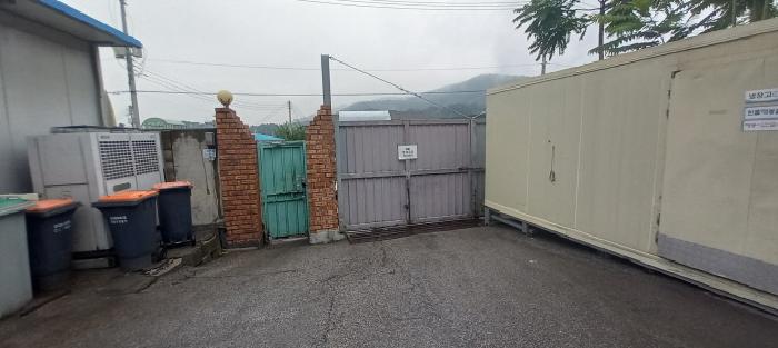 공장 출입문 방면