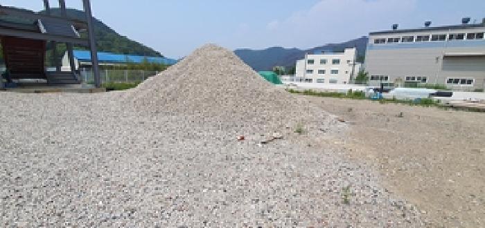 토지위 자갈이 놓여 있음
