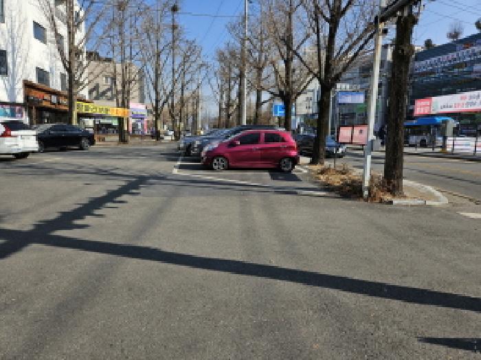현장전경(도로와 연접한 주차장)