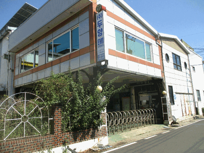 2동 건물 및 제시외건물(ㄱ)