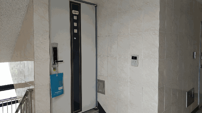 본건 제401호 현관(제3층 계단을 통하여 출입이 가능함)