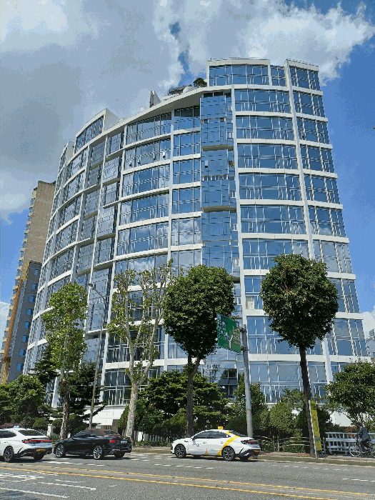 본건 소재 건물 남동측 전경