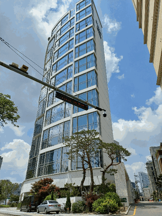 본건 소재 건물 북동측 전경