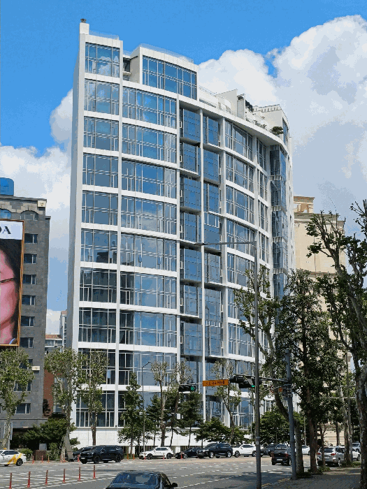 본건 소재 건물 남측 전경