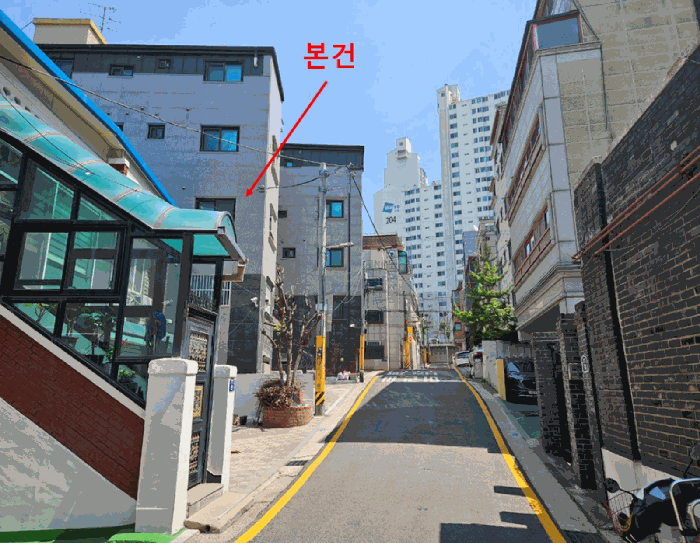 [본건 남측 도로변 주위환경1]