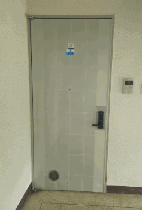 본건 소재 출입문