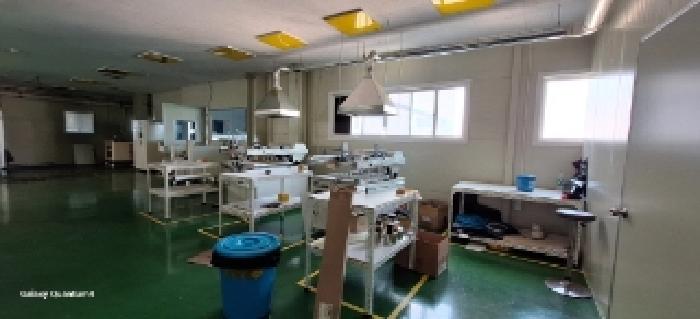4층 공장 내부 기계기구