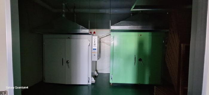 4층 공장 내부 기계기구