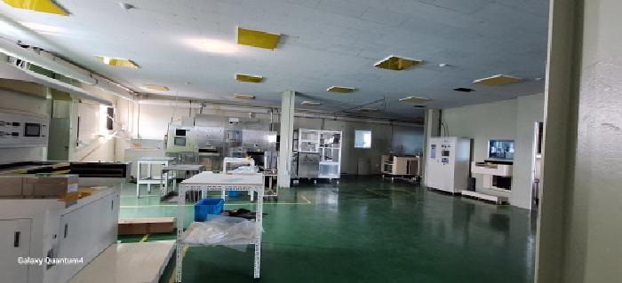 4층 공장 내부 기계기구