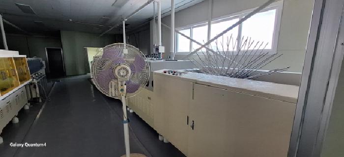 4층 공장 내부 기계기구