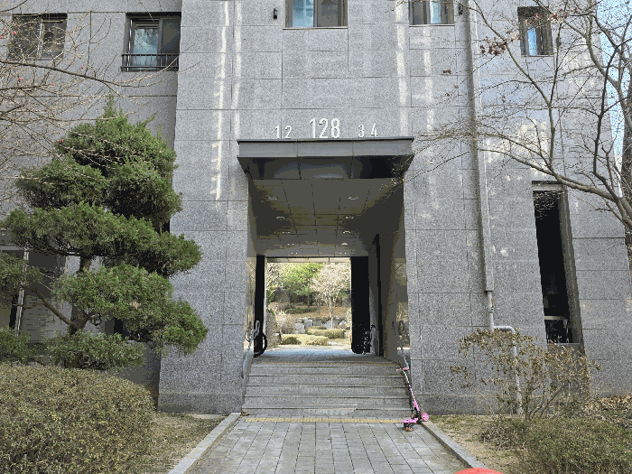 공 동 현 관