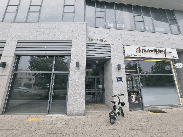 본건 1층 출입구(남서측)