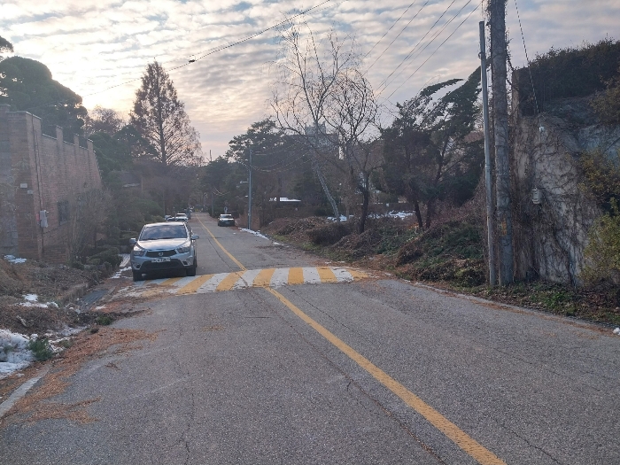 본건 및 남측 도로전경