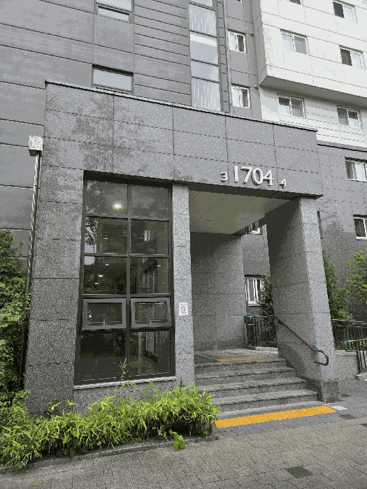 본건 소재 아파트 주출입문