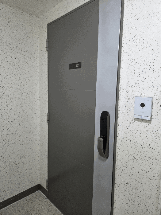 본건 세대 현관문