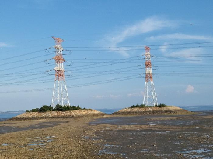 본건 맞은편 송전탑