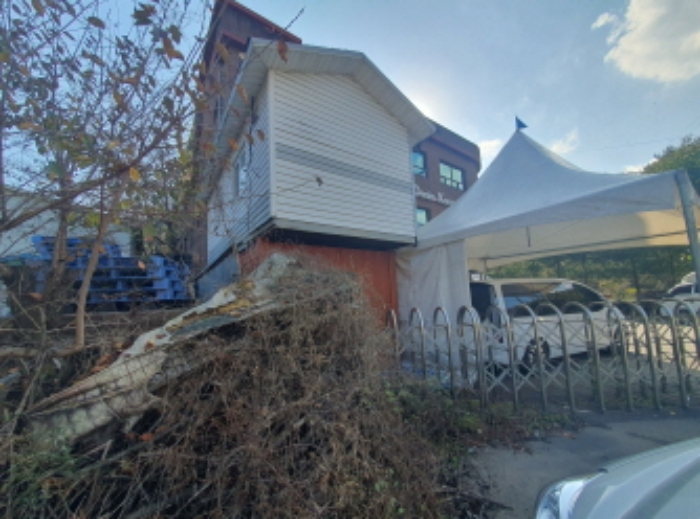 현장사진(제시외 이동식 건물, 콘테이너)