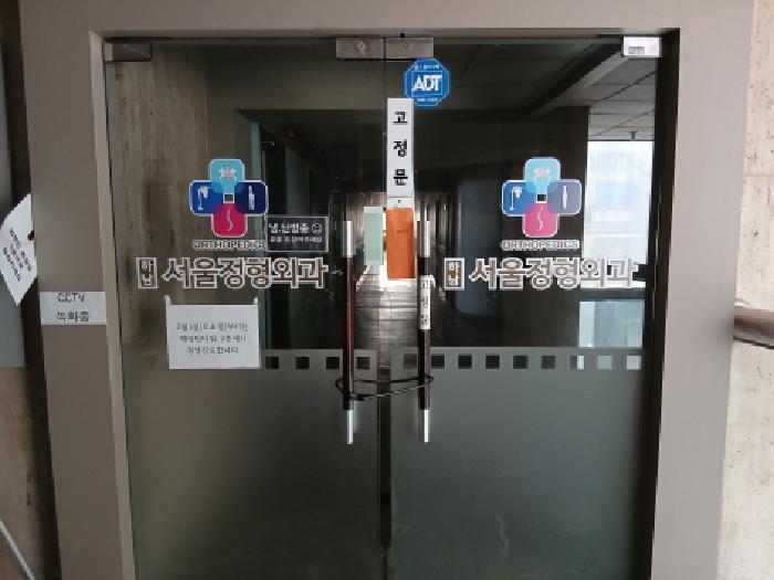 2층 출입문