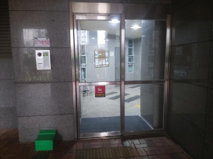 * 본건 목적물 소재 동 공동출입구 전경