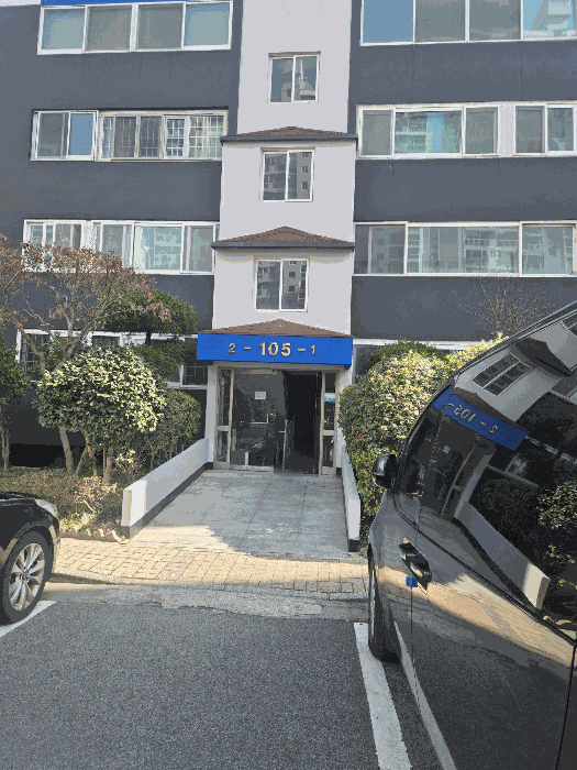 본건 1층 출입문