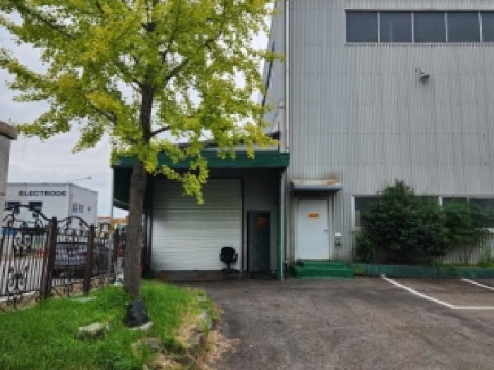 제시외 건물(창고, 목록2 건물 옆에 소재함)