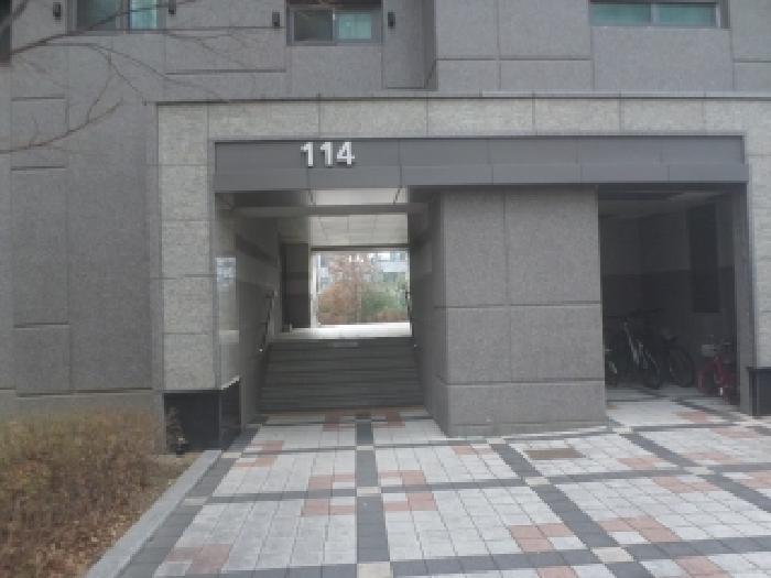 본건 건물이 소재하는 1동건물의 지상 공동출입구 모습