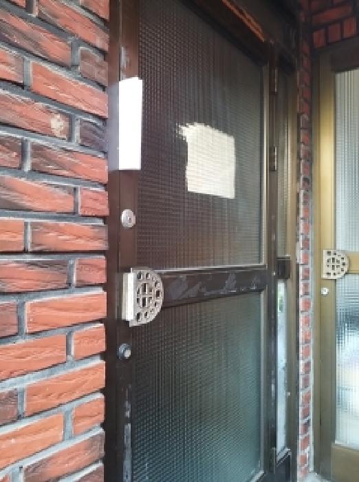 건물 우측 출입문