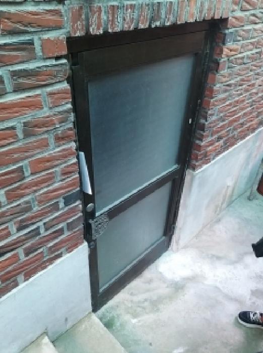 건물 뒷편 출입문
