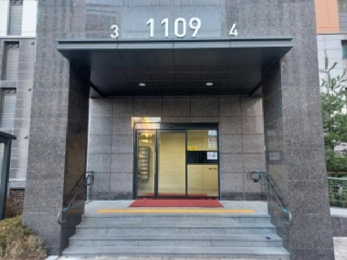 본건 용현동 탑석센트럴자이 1109동 2103호에 출입할수있는 1층 공동현관문 현황사진
