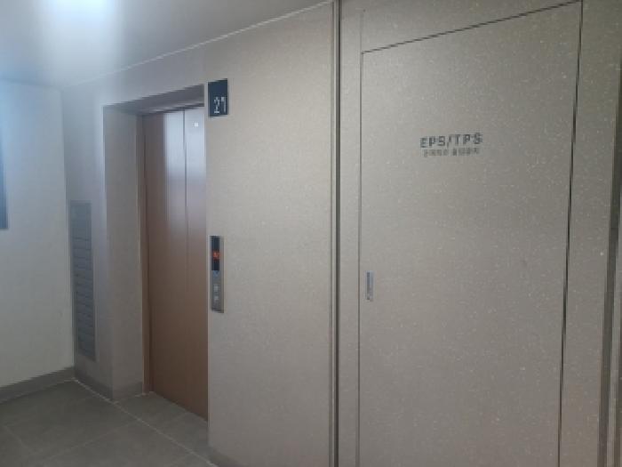 본건 용현동 탑석센트럴자이 1109동 21층 엘리베이터 앞쪽 현황사진