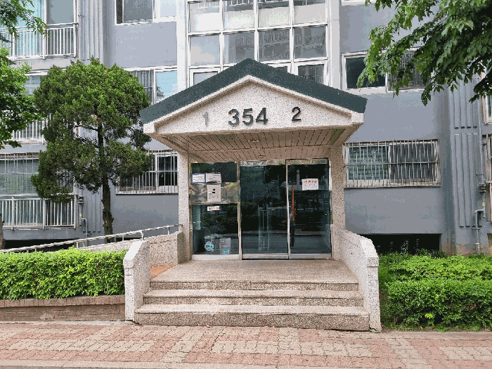 본건소재건물입구(1층)