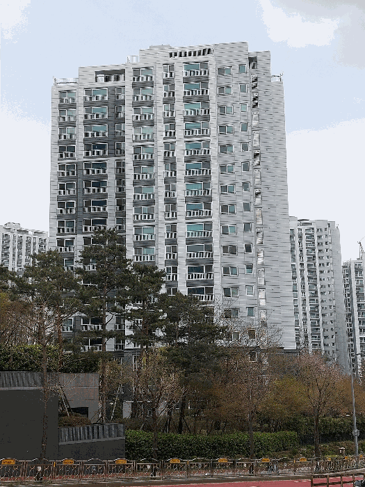 본건 아파트 동 전경