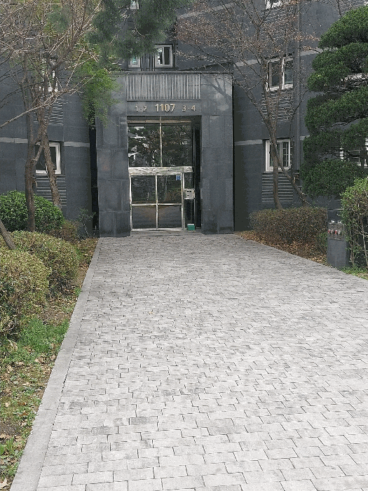 본건 아파트 동 출입문