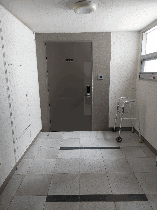 본건 현관출입문