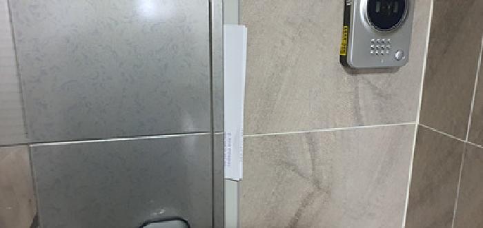 앞전방문시 302호의 문앞에 꽂아둔 안내문이 그대로 있음