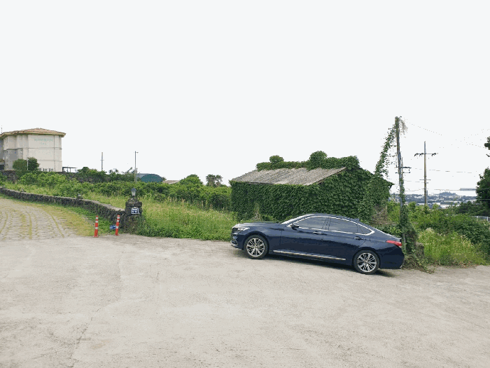 본건 전경 - 북서측에서 촬영한 본건
