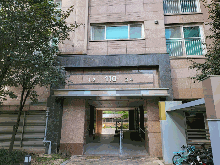 본건 1층 공동 출입구 전경