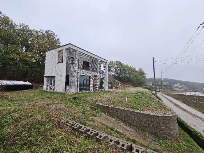 제시 목록 1 및 지상 제시외 건물 전경 