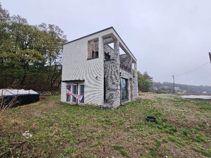 제시 목록 1 및 지상 제시외 건물 전경 