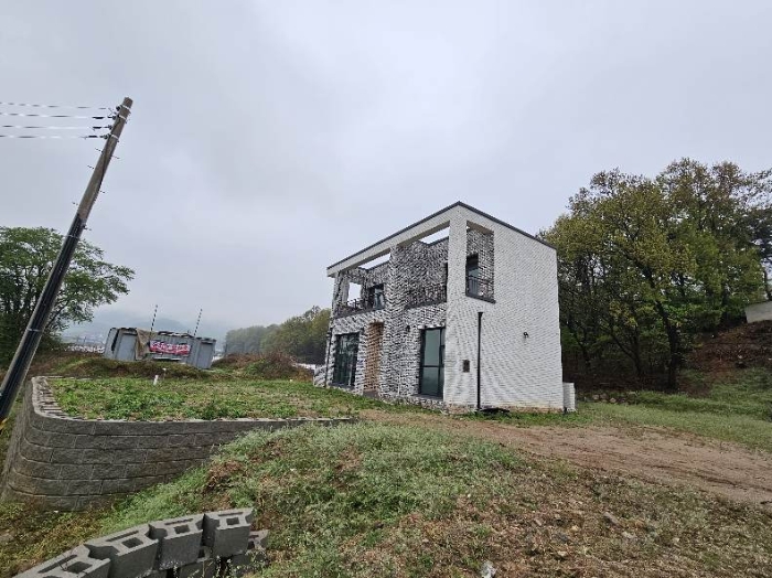 제시 목록 1 및 지상 제시외 건물 전경 