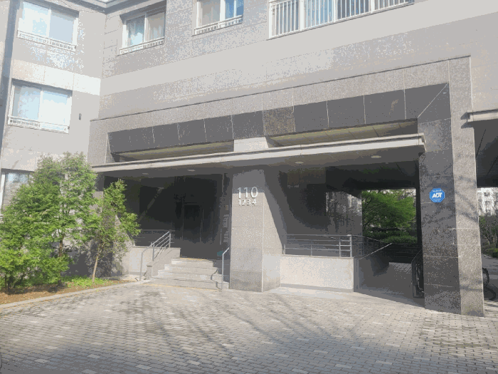 본동 지상출입구