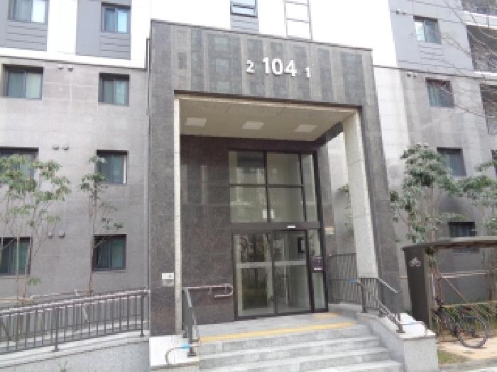 - 본 호(용담로7길 18,호반써밋제주) 104동 1.2호 라인 1층 공동 출입문