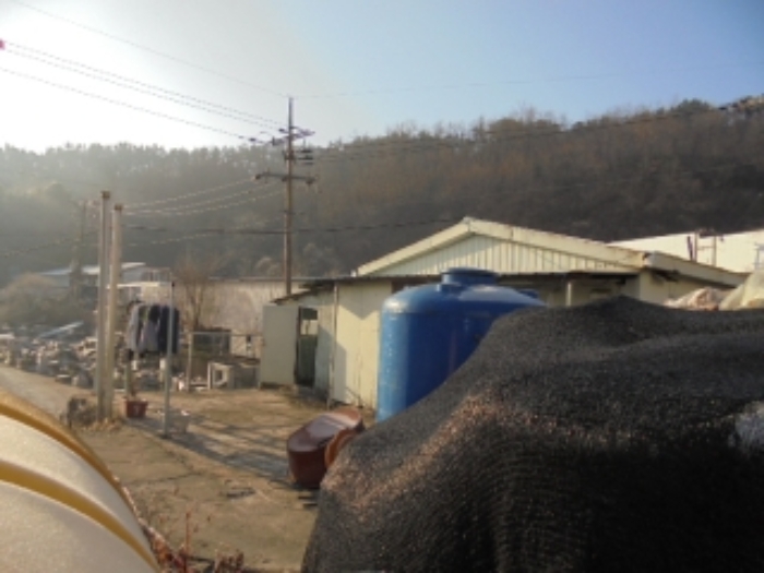 제시외건물 창고 및 차양 전경