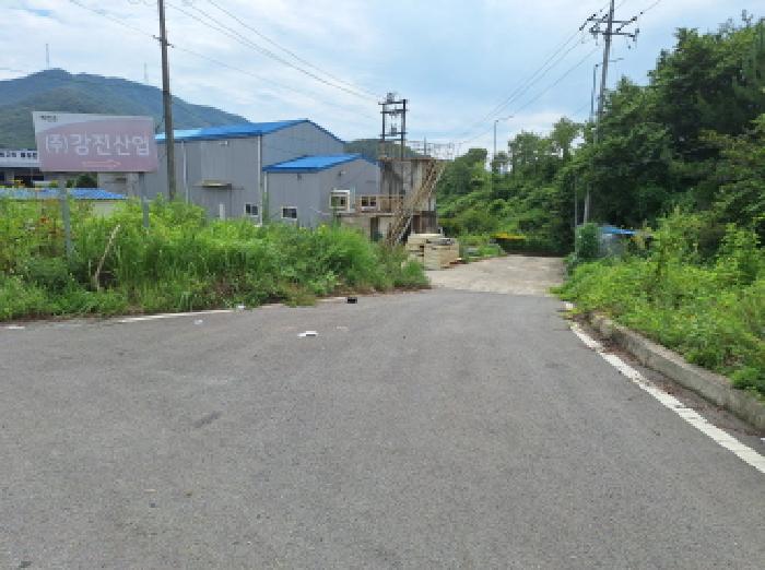 본건 공장 입구
