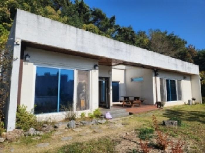 주택 모습(왼쪽 소유자 거주, 오른쪽 임차인 거주 주장)