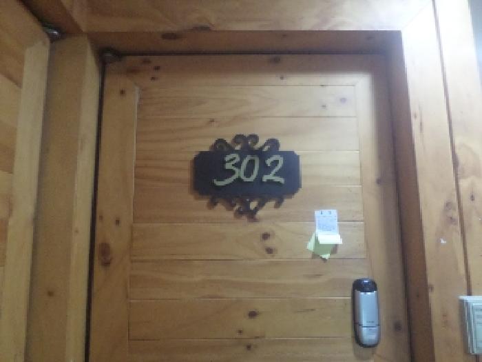 목록2. 3층 302호 출입문