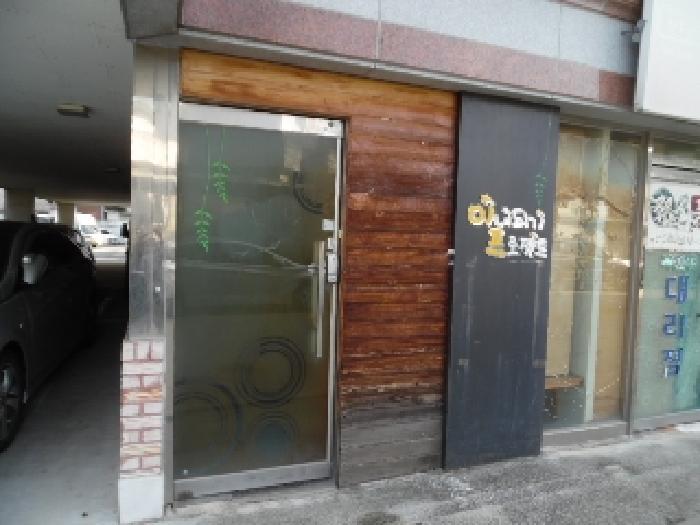 1층 좌측 상가 출입문 전경