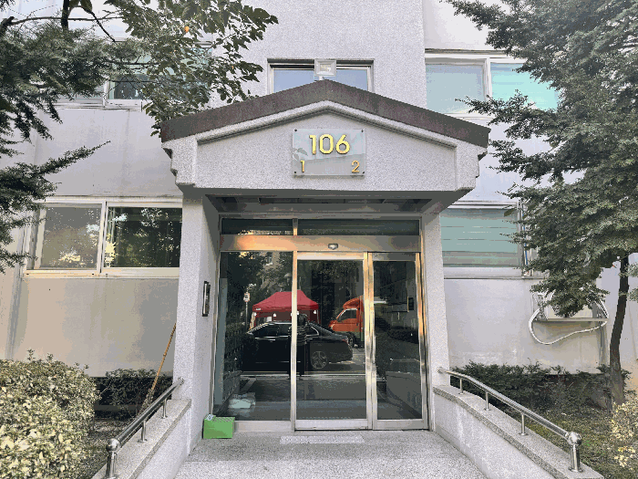 본건 소재 건물 공동출입구