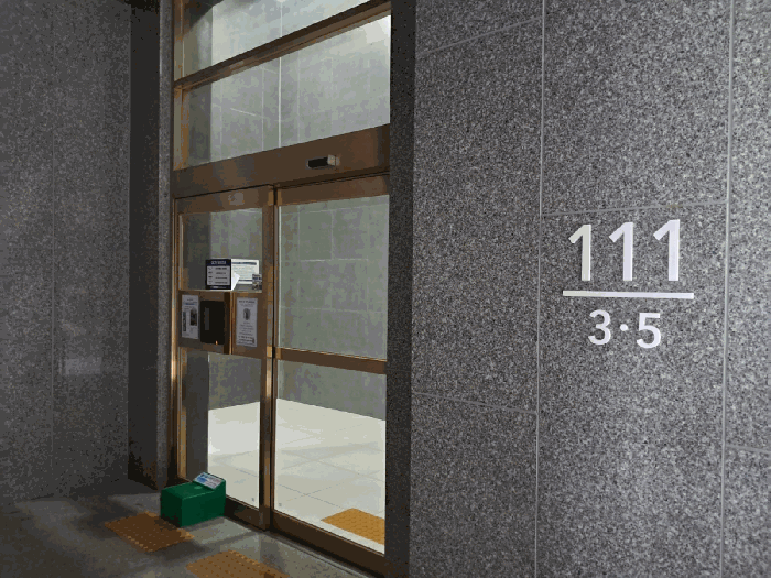 111동 3호, 5호 라인 지상 출입구
